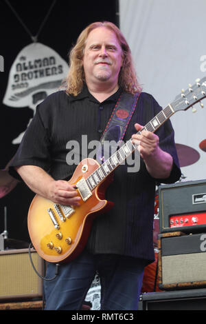 Gitarrist Warren Haynes ist dargestellt auf der Bühne während einer "live"-Konzert Auftritt mit den Allman Brothers Band. Stockfoto