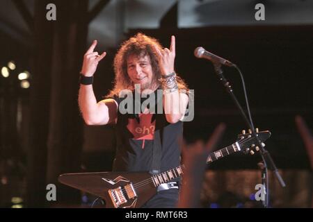 Leadsänger und Gitarrist Steve "Lips" kudlow der Heavy Metal Band Anvil ist dargestellt auf der Bühne während einer "live"-Konzert aussehen. Stockfoto