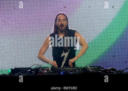 Electro House Musiker, Musikproduzent, club Veranstalter Steve Aoki wird gezeigt auf der Bühne während eines ausverkauften Konzert aussehen. Stockfoto