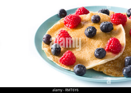 Pfannkuchen mit Himbeeren, Heidelbeeren und Honig auf weißem Hintergrund Stockfoto