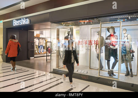 Hongkong - ca. Januar 2016: bershka Store in Hongkong. Bershka ist ein Händler und ein Teil der spanischen Inditex Gruppe Stockfoto