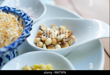 Bis Roasted Peanut auf Weiß Löffel für miang kum Zutat schließen Stockfoto