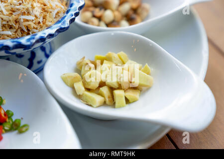 Nahaufnahme gehackt turmuric auf Weiß Löffel für miang kum Zutat Stockfoto