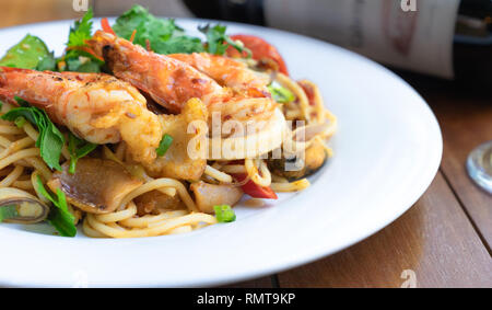 Nahaufnahme Seitenansicht würzige Spaghetti gebratene Meeresfrüchte Thai Food, tum yum Talay rühren Stockfoto
