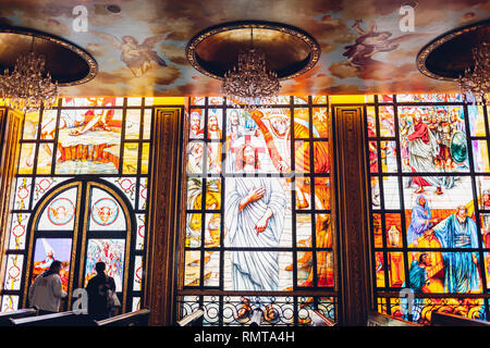 Januar 27, 2019 - Ägypten, Sharm El-Sheikh. Christlichen koptischen Kirche. Innenraum der Fenster aus buntem Glas. Stockfoto