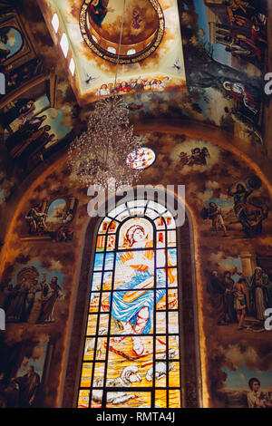 Januar 27, 2019 - Ägypten, Sharm El-Sheikh. Christlichen koptischen Kirche. Glasfenster Innenraum Stockfoto