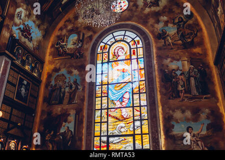 Januar 27, 2019 - Ägypten, Sharm El-Sheikh. Christlichen koptischen Kirche. Innenraum der Fenster aus buntem Glas. Stockfoto