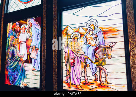 Januar 27, 2019 - Ägypten, Sharm El-Sheikh. Christlichen koptischen Kirche. Innenraum der Fenster aus buntem Glas. Stockfoto