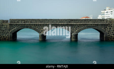 Brücke zu den San Gabriel schloss in Arrecife, Lanzarote. Lange Belichtung. Kanaren Stockfoto