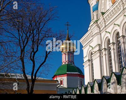 Moskau Kloster gegen den blauen Himmel, Herbst Stockfoto