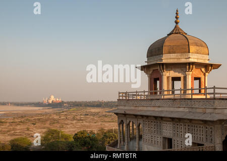 Taj Mahal gesehen von Agra Fort. Taj Mahal ist ein Grab für Mughal emperoro Shah Jahans Frau Mumtaz Mahal. Stockfoto