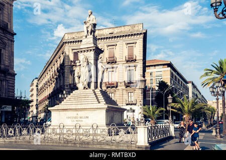 Catania, Sizilien, Italien - August 08, 2018: die Menschen in der Nähe von berühmten Wahrzeichen, dem Monument Vincenzo Bellini auf historische Straße der Stadt Stockfoto