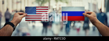 Zwei Hände, die verschiedene Flags, Russland Usa auf Politik Arena überfüllten Straße Hintergrund vs. Die künftige Strategie, die Beziehungen zwischen countr Stockfoto