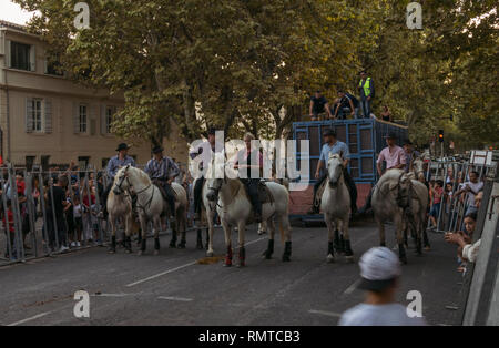 Warten auf die Bull Run in der provinziellen Stadt Arles zu starten, im Süden von Frankreich. Stockfoto