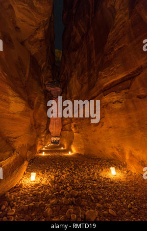 Der siq in Petra leuchtet bei Kerzenschein in der Nacht Stockfoto