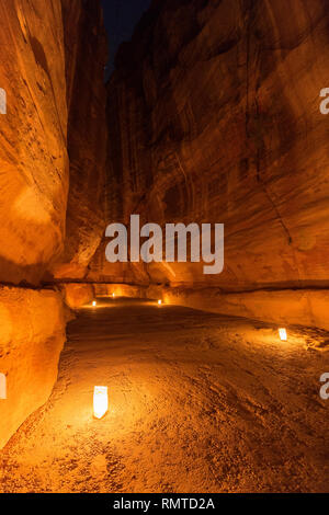 Der siq in Petra leuchtet bei Kerzenschein in der Nacht Stockfoto