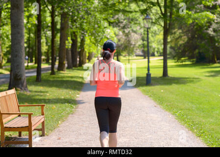Ansicht der Rückseite eine Frau mittleren Alters tragen Sportswear in einem Park Stockfoto