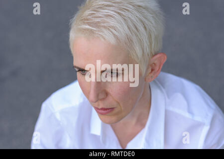 Blick von oben auf das Gesicht einer Frau mit einem nachdenklichen Blick Stockfoto