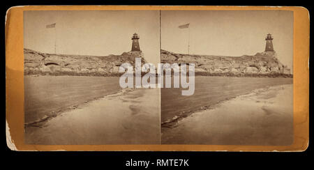 Leuchtturm und US-Flagge am Fort Sumter vom Strand bei Morris Island, Charleston, South Carolina, Stereo Karte, 1865 gesehen Stockfoto