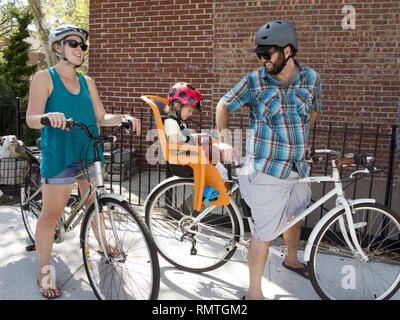 Familie Radfahren im Park Slope in Brooklyn, NY, 2016. Stockfoto