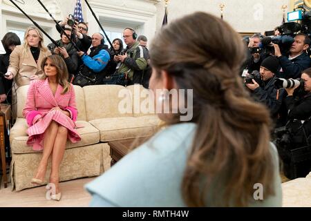 Us-First Lady Melania Trump sitzt gegenüber von kolumbianischen First Lady Maria Juliana Ruiz als ihre Ehemänner im Oval Office des Weißen Hauses Februar 13, 2019 in Washington, DC. Stockfoto