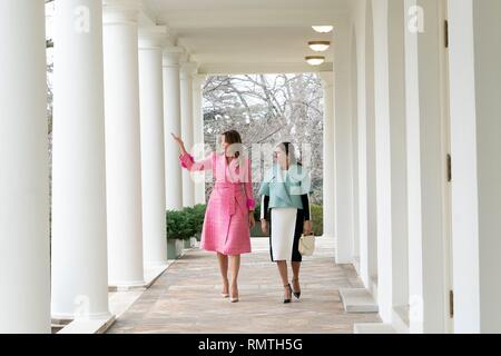 Us-First Lady Melania Trump weist auf die Rose Guarden zu Kolumbianischen First Lady Maria Juliana Ruiz, wie Sie entlang der West Wing Kolonnade des Weißen Hauses Februar 13, 2019 in Washington, DC, entfernt. Stockfoto