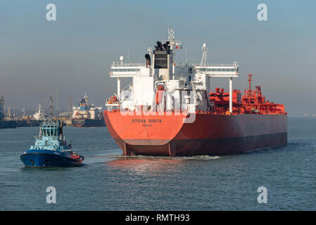 Fawley, Southampton, England, UK. 14. Februar 2019. Die Stena Sarita eine Rohöl Tanker mit tug Phenix und Stern angeschlossen ist. Manövrieren auf eine ber Stockfoto