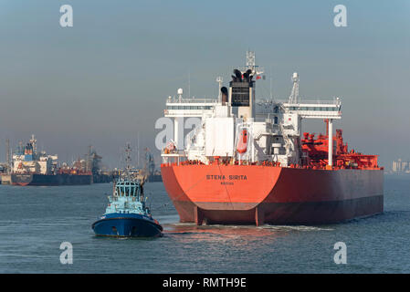 Fawley, Southampton, England, UK. 14. Februar 2019. Die Stena Sarita eine Rohöl Tanker mit tug Phenix und Stern angeschlossen ist. Manövrieren auf eine ber Stockfoto