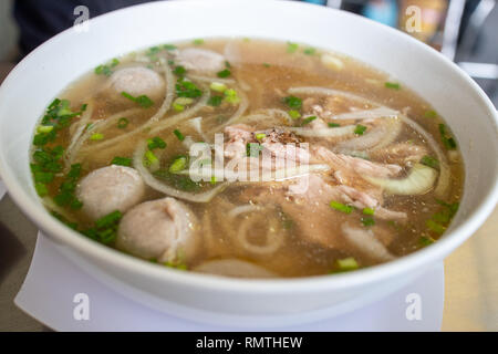 Pho mit seltener Rindfleisch und Fisch Kugeln an Pho Quynh Restaurant, Ho Chi Minh City, Vietnam Stockfoto