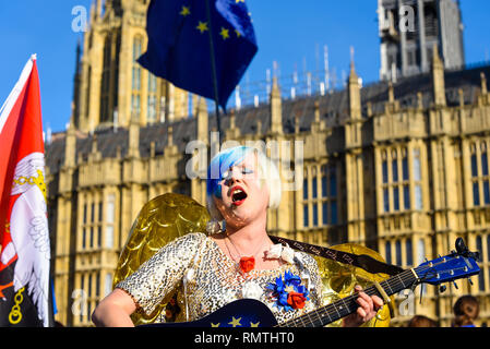 Madeleina Kay mit Brexit Proteste außerhalb des Parlaments, Westminster, London, UK als pro-EU und pro-Brexit Aktivisten versuchen, Ihre Punkte zu machen Stockfoto