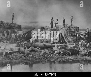 Beschießung von Fort Sumter von der Batterie Stevens unter dem Kommando von Leutnant James Wilson, 1. US-Artillerie nach dem Fall der Batterie Wagner, Morris Island, South Carolina, Haas & Reynolds, 1863 Stockfoto