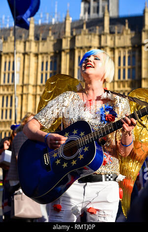 Madeleina Kay mit Brexit Proteste außerhalb des Parlaments, Westminster, London, UK als pro-EU und pro-Brexit Aktivisten versuchen, Ihre Punkte zu machen Stockfoto