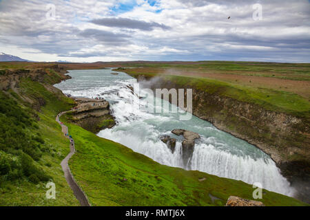 Luftaufnahme der Gullfoss (goldener Wasserfall) Wasserfall auf dem Fluss Hvítá, eine beliebte Touristenattraktion und ein Teil der Golden Circle touristische Route in S Stockfoto