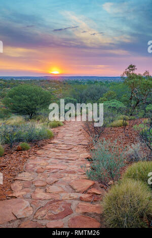 Wandern Kings Canyon im romantischen Sonnenuntergang, Watarrka National Park, Northern Territory, Australien Stockfoto