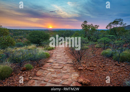 Wandern Kings Canyon im romantischen Sonnenuntergang, Watarrka National Park, Northern Territory, Australien Stockfoto