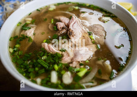 Pho Tai Chin, Nudelsuppe mit Rindfleisch und Unterbrust Pho Quynh Restaurant, Ho Chi Minh City, Vietnam Stockfoto