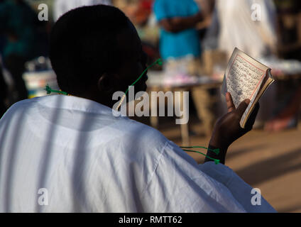 Sudanesischen mann lesen den Koran während der Freitag sufi Feier an der Sheikh Hamad el Nil Grab, Khartum, Omdurman, Sudan Stockfoto