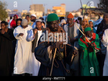 Sufi Mann mit großen Ketten während der Freitag Feier an der Sheikh Hamad el Nil Grab, Khartum, Omdurman, Sudan Stockfoto