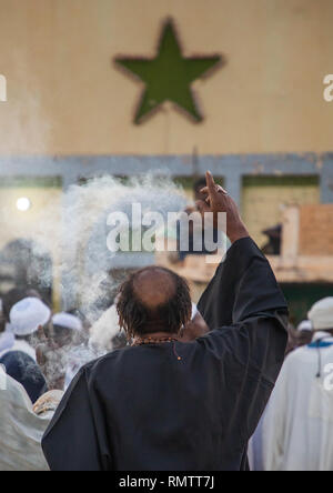 Mann mit Insence brennen Während der Freitag sufi Feier an der Sheikh Hamad el Nil Grab, Khartum, Omdurman, Sudan Stockfoto