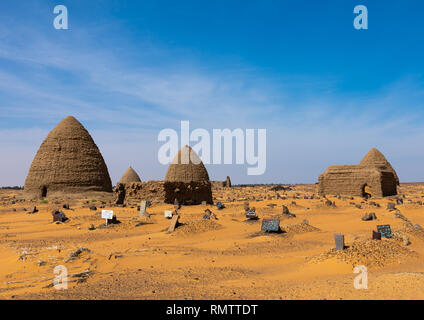 Muslimische Gräber vor Bienenstock Gräber, Nubien, Old Dongola, Sudan Stockfoto