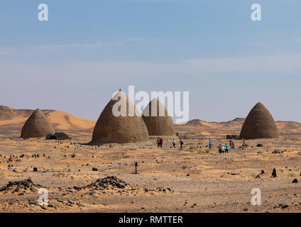 Touristen, die in den Bienenstock Gräber, Nubien, Old Dongola, Sudan Stockfoto