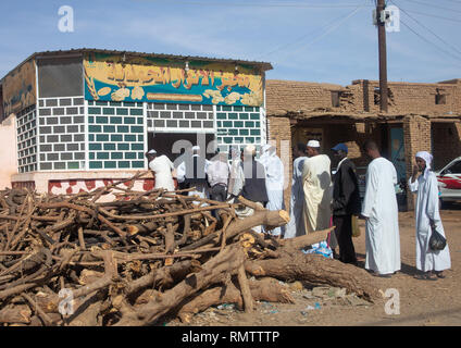 Sudanesen Warteschlange auf Linie an einer Bäckerei während der Krise, nördlichen Staat, Karima, Sudan Stockfoto