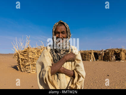 Alte Beduinemann in Bayoda Wüste, nördlichen Staat, Bayuda Wüste, Sudan Stockfoto