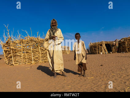 Beduinen in der Wüste Bayoda, Nord, Bayuda Wüste, Sudan Stockfoto