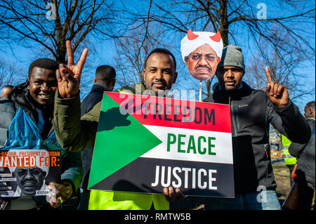 Die Demonstranten werden gesehen, mit einem Schild, Freiheit, Frieden und Gerechtigkeit während der Demonstration. Der Koordinierungsausschuss udan Unite" in den Niederlanden für die Unterstützung der sudanesischen organisiert eine im März an den Internationalen Strafgerichtshof in Den Haag, in Solidarität mit der Revolution im Sudan. Die Menschen versammelten sich auf dem Malieveld und von dort aus die Demonstration zum Internationalen Strafgerichtshof ging. Es forderten sie die Festnahme von al-Bashir und alle anderen Kriminellen, die Sie zwingen, vor dem ICC, öffnen neue Untersuchungen in das aktuelle Verbrechen gegen die Menschlichkeit zu stehen, und t stop Stockfoto