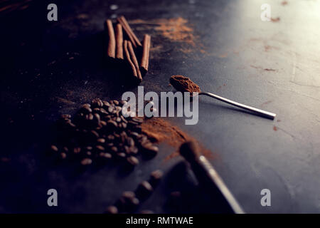 Zimtstangen Pulver in Löffel Kaffee Bohnen Stockfoto