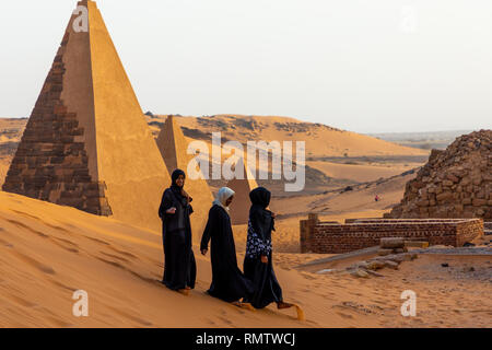 Sudanesische Frauen besuchen die Pyramiden des kushite Herrscher in Meroe, nördlichen Staat, Meroe, Sudan Stockfoto