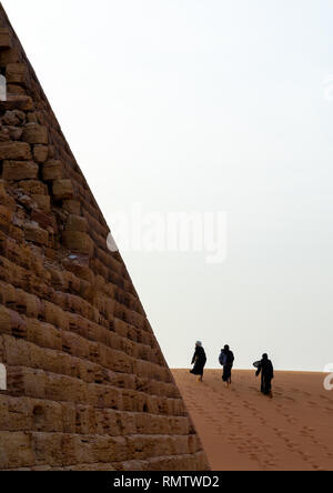 Sudanesische Frauen besuchen die Pyramiden des kushite Herrscher in Meroe, nördlichen Staat, Meroe, Sudan Stockfoto