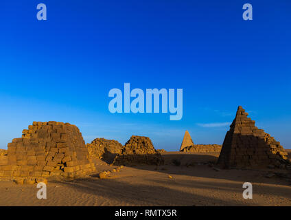 Pyramiden und Gräber in der Königlichen Friedhof von Bajrawiya, Nord, Meroe, Sudan Stockfoto