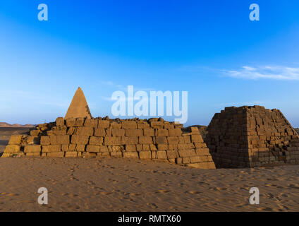 Pyramiden und Gräber in der Königlichen Friedhof von Bajrawiya, Nord, Meroe, Sudan Stockfoto